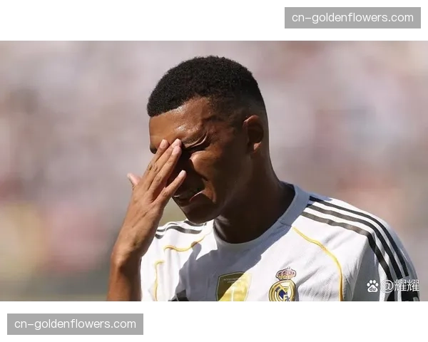 特写瞬间：巴黎替补席，姆巴佩为队友一次精彩突破起立鼓掌