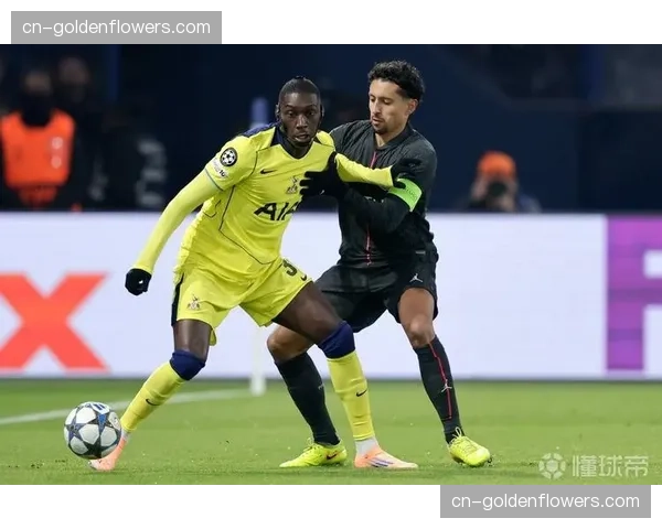 看台一角:远征的尼斯球迷在巴黎王子公园球场高歌直至终场 看台一角:远征的尼斯球迷在巴黎王子公园球场高歌直至终场